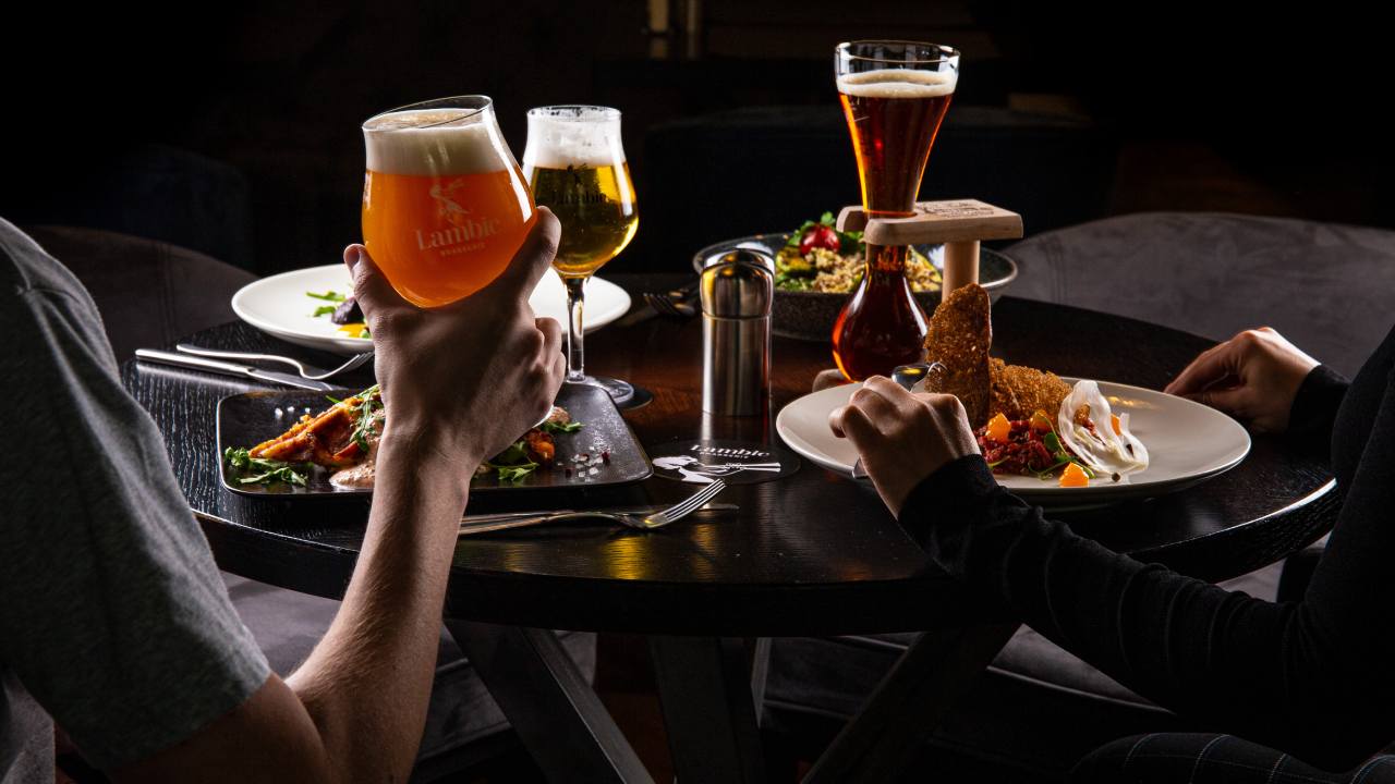 Почему пиво подают при разной температуре: объясняем простыми словами