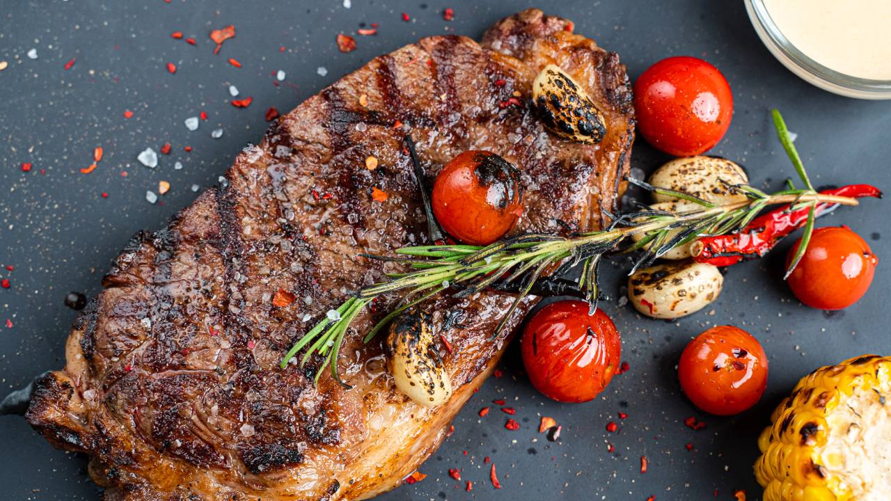 The perfect evening with beer and meat: which steaks and meat dishes to choose